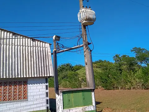 Poste com rede de energia elétrica