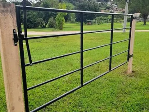 Porteira metálica na entrada da gleba
